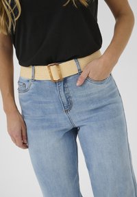 Kaffe BREE - Fletbælter - nature straw w brown buckle