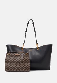 Czarna skórzana torba na ramię z złotymi akcentami, zawierająca wzorzystą brązową wewnętrzną saszetkę z zamkiem błyskawicznym i detalem logo.