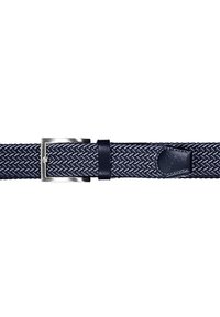 Cintura intrecciata blu navy con fibbia rettangolare in metallo argento. Tra gli accessori, un portabandiera in pelle e un dettaglio in pelle cucito.