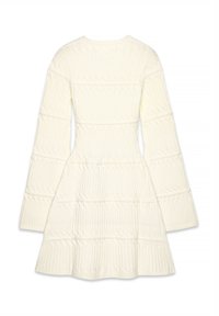 Balta garām piedurknēm kleita ar ribotu tekstūru. Tai ir pieguļoša augšējā daļa, izplestis piedurknes un slāņota svārku daļa ar horizontālām šuvēm.