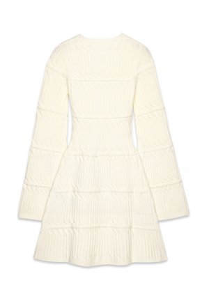 Balta garām piedurknēm kleita ar ribotu tekstūru. Tai ir pieguļoša augšējā daļa, izplestis piedurknes un slāņota svārku daļa ar horizontālām šuvēm.