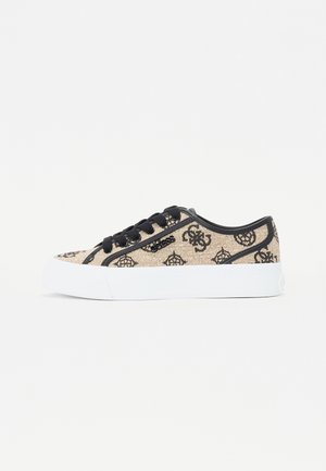 Beige lavt sneaker med sorte snørebånd og kant, med et sort mønstret logo og en tyk hvid gummisål.