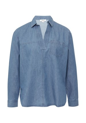 Lichtblauwe denim blouse met lange mouwen, v-hals en een enkele borstzak. Zachte textuur met zichtbare stikseldetails.