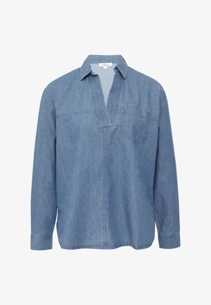 Helles blaues Jeanshemd mit langen Ärmeln, V-Ausschnitt und einer einzelnen Brusttasche. Weiche Textur mit sichtbaren Nahtdetails.