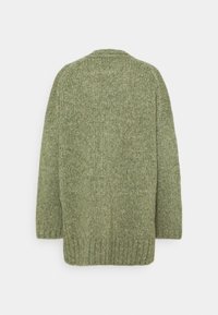 Cardigan tricoté surdimensionné vert olive avec manches longues et bords-côtes aux poignets et à l'ourlet, présenté de dos sur un fond uni.