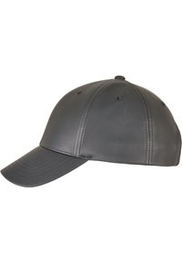 Svart skinnbaseballcap med buet skjerm, sydd detaljer og ventilasjonsåpninger på toppen, som viser en glatt tekstur.