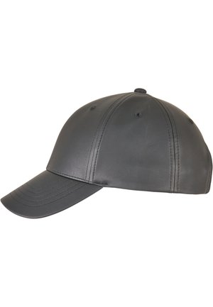 Casquette de baseball en cuir noir avec une visière incurvée, des détails cousus et des trous de ventilation sur le dessus, mettant en valeur une texture lisse.