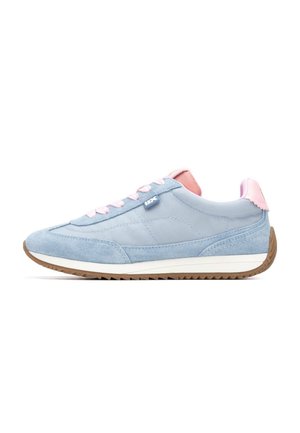 Zapatillas de deporte azul claro hechas de gamuza y tela, con cordones y detalles en rosa, suela de goma texturizada y diseño con punta redondeada.