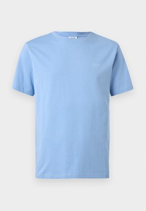 Világoskék, rövid ujjú, kerek nyakú póló kis fehér „JOOP! JEANS” logóval a bal mellrészen.