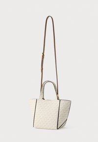 Sac fourre-tout en toile beige avec un motif intégral de logos, garniture noire, double anses supérieures et bandoulière détachable marron.