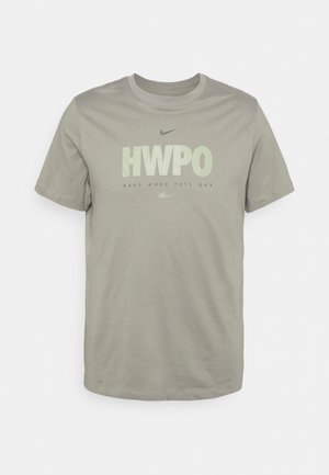 TEE - T-shirt till träning - light army