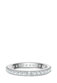 Okrągły srebrny pierścionek z rzędem przezroczystych, błyszczących kamieni osadzonych w ciągłym pasie, gładka wewnętrzna powierzchnia, subtelny blask i brak widocznych grawerunków.