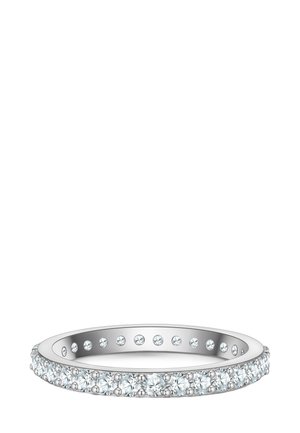 Ronde zilveren ring met een rij heldere, sprankelende stenen in een continue band, gladde binnenzijde, subtiele glans en zonder zichtbare gravering.