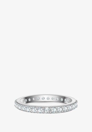 Apaļš sudraba gredzens ar rindu skaidru, mirdzošu akmeņu, kas iestrādāti nepārtrauktā joslā, gluda iekšējā virsma, smalks spīdums un nav redzamas gravēšanas.