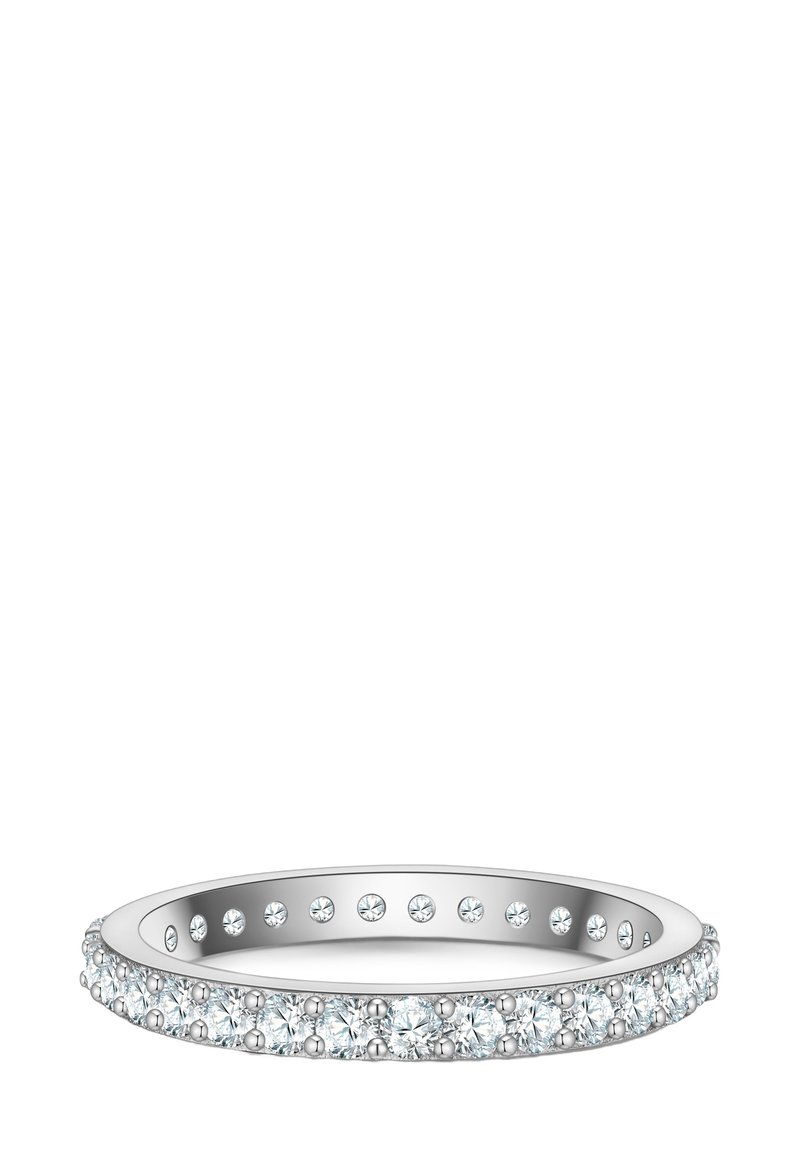 Okrągły srebrny pierścionek z rzędem przezroczystych, błyszczących kamieni osadzonych w ciągłym pasie, gładka wewnętrzna powierzchnia, subtelny blask i brak widocznych grawerunków.