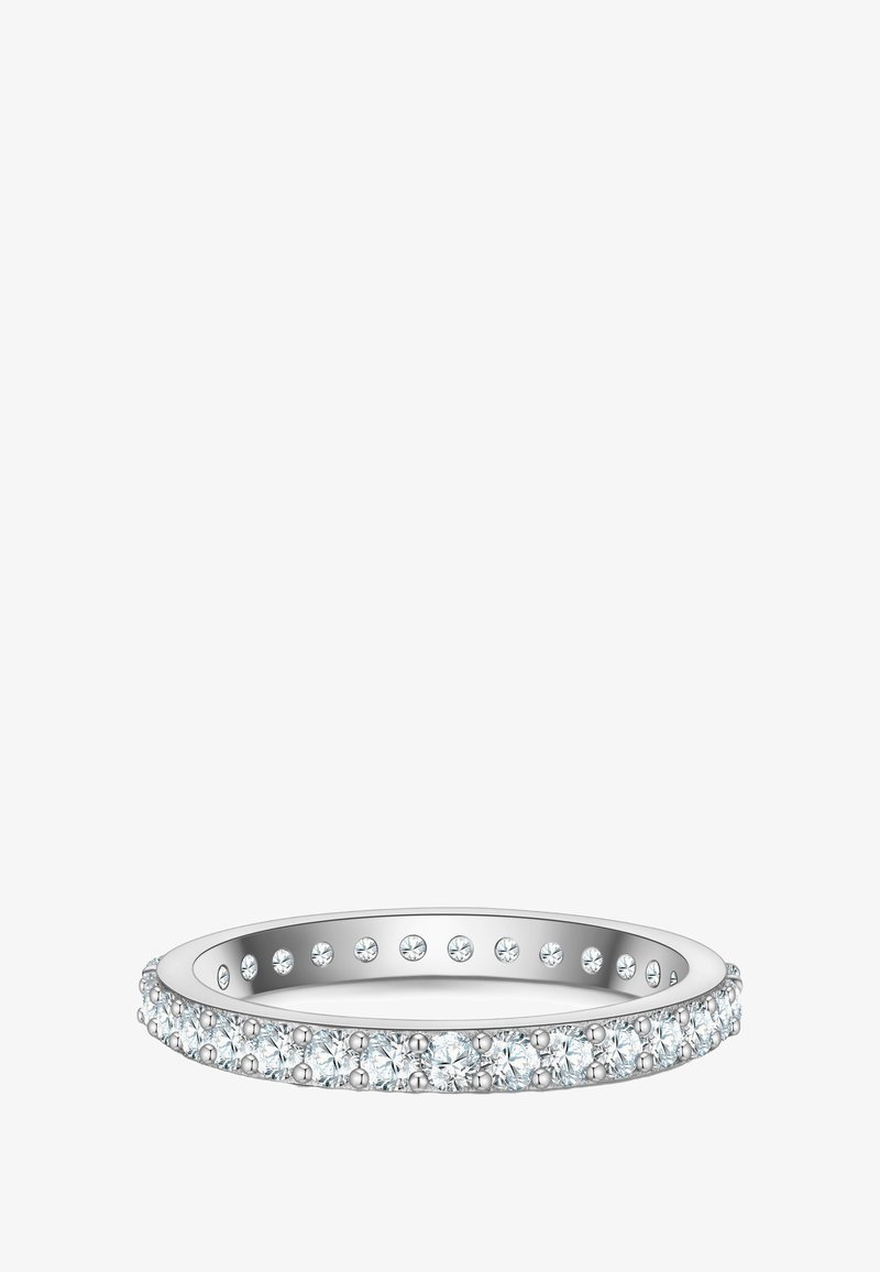 Okrągły srebrny pierścionek z rzędem przezroczystych, błyszczących kamieni osadzonych w ciągłym pasie, gładka wewnętrzna powierzchnia, subtelny blask i brak widocznych grawerunków.