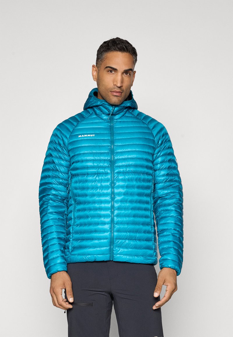 Türkisfarbene Pufferjacke mit horizontaler Steppung, Reißverschluss vorne und Kapuze. Mit Markenlogo auf der Brust und elastischen Bündchen.