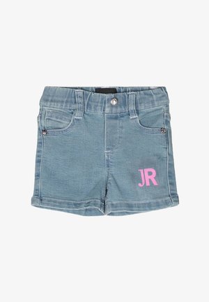 Shorts in denim azzurro chiaro con orlo arrotolato, dotati di tasche frontali e un logo rosa "JR" sul lato anteriore inferiore. Accenti in metallo argentato.