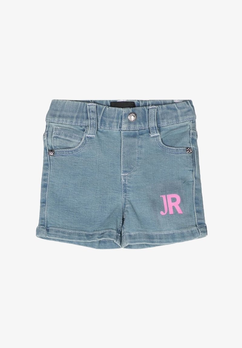 Shorts in denim azzurro chiaro con orlo arrotolato, dotati di tasche frontali e un logo rosa "JR" sul lato anteriore inferiore. Accenti in metallo argentato.