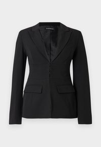 Blazer noir sur mesure à manches longues, col à revers cranté, fermeture éclair frontale, et deux poches à rabat à la taille, doublé à l'intérieur.