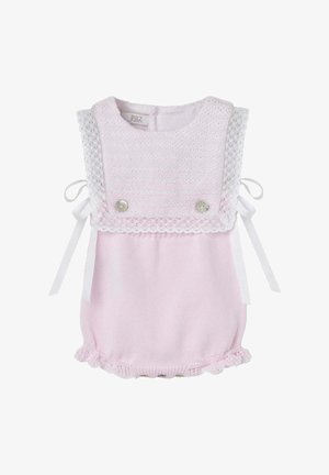 Combinaison tricotée rose pour bébé avec col en dentelle blanche, deux boutons, liens latéraux et bordures froncées aux jambes.