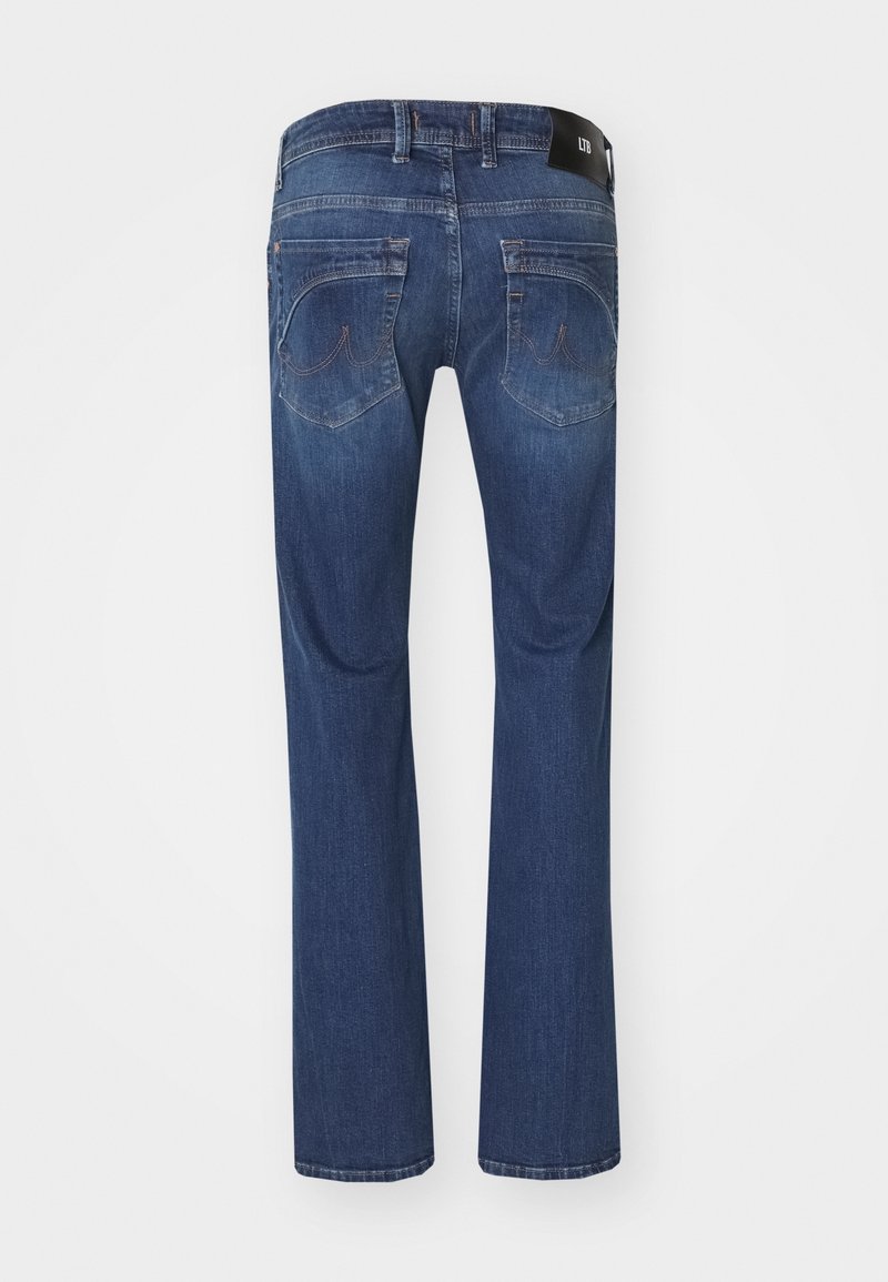 Jeans en denim de couleur bleu foncé avec une coupe droite. Comprend deux poches arrière avec des coutures courbées et une étiquette de taille noire.