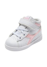 Sneaker bianco a metà altezza con dettagli rosa, perforazioni, una chiusura in Velcro e lacci piatti per una vestibilità sicura. Materiale sintetico morbido.