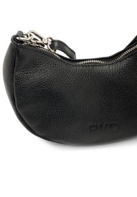 Borsa a mano nera in pelle con forma arrotondata, superficie testurizzata e cerniera argentata. Presenta una piccola maniglia e un dettaglio con logo in rilievo.