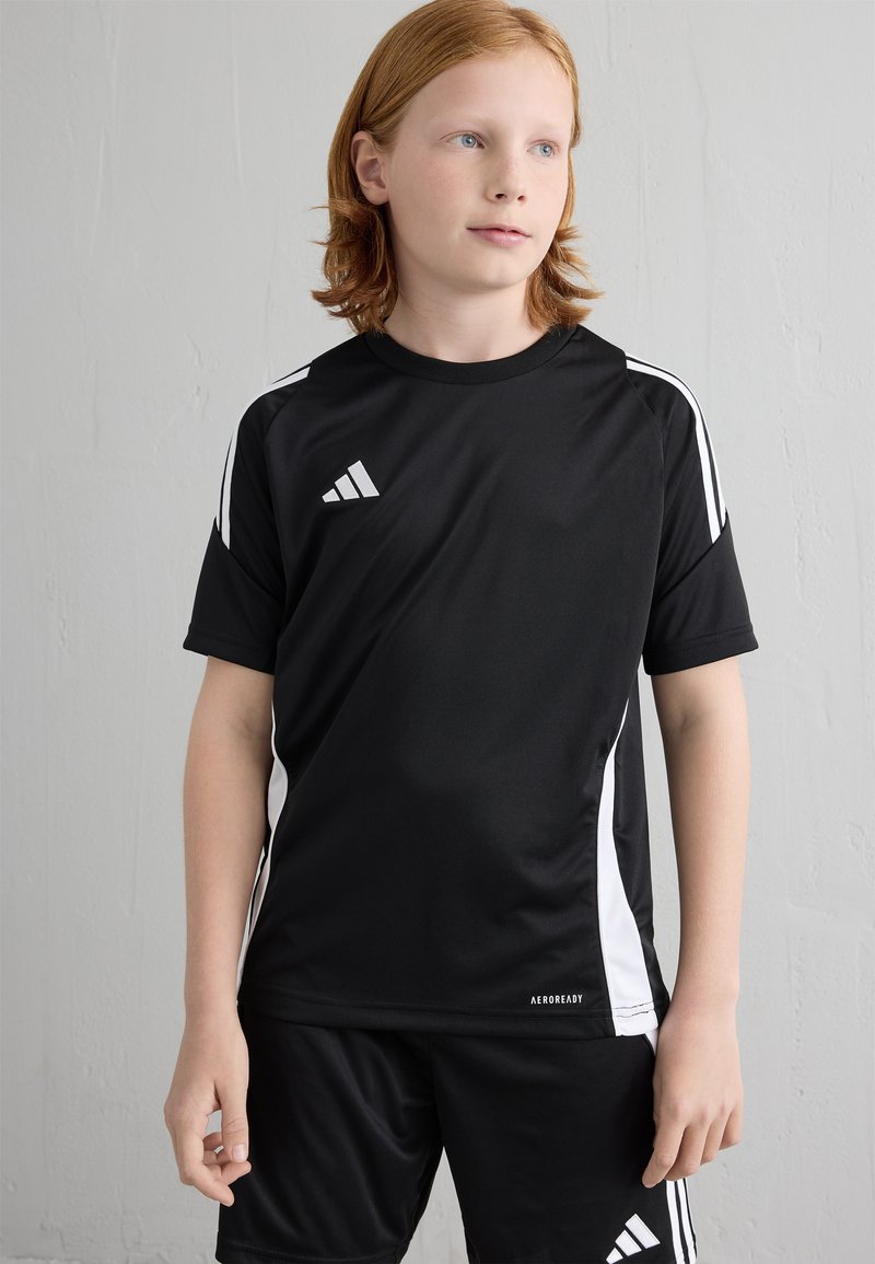 Čierne atletické tričko s bielymi detailmi a tromi pruhmi. Vyrobené z ľahkého materiálu, s logom značky a označením Aeroready.