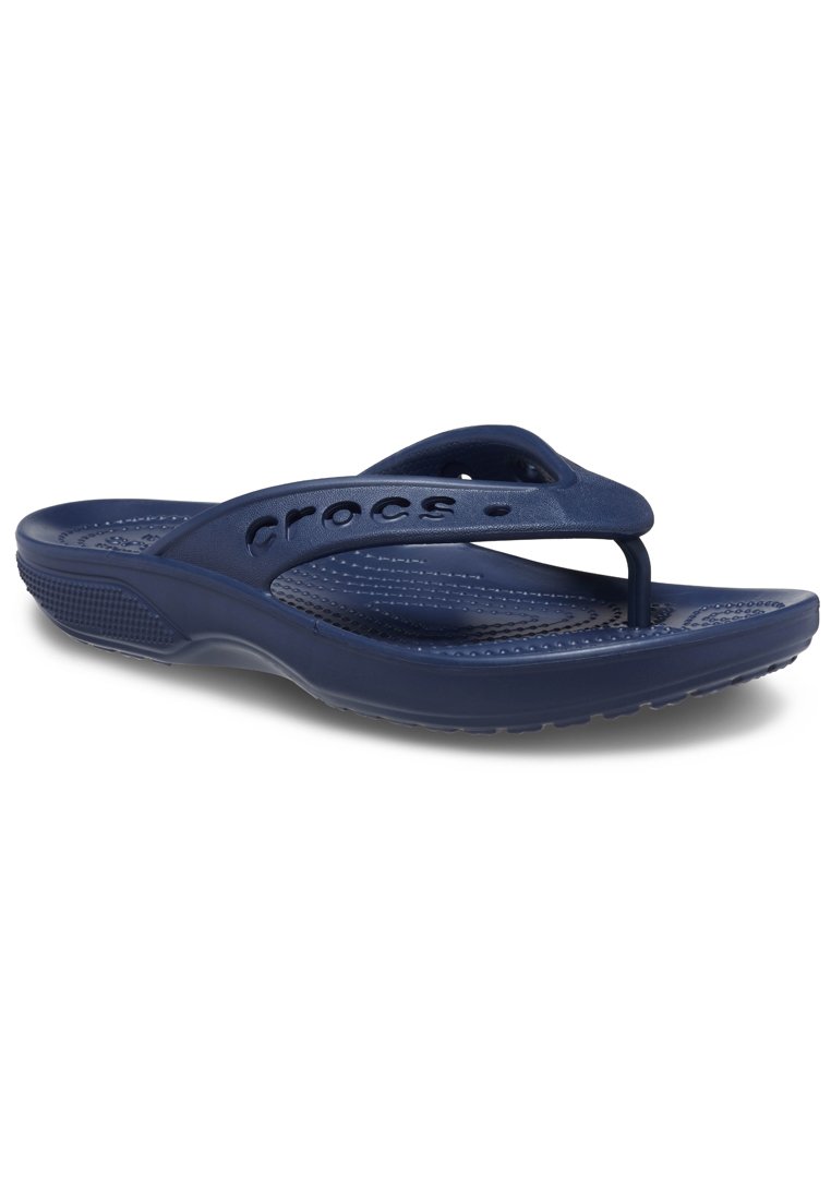 Marineblaue Crocs Flip-Flop Sandale mit strukturiertem Fußbett, dickem Sohlen und "Crocs"-Logo auf dem Riemen, schräg nach links auf weißem Hintergrund.