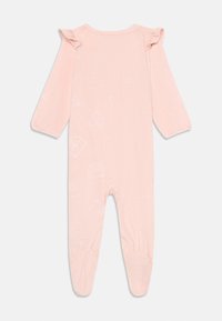 Rosa baby jumpsuit med lange ermer, med en myk tekstur og små volanger på skuldrene, preget bjørnmønster og fotdesign.