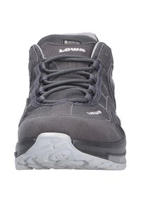 Scarpa da trekking grigia con parte superiore in suede testurizzato e mesh, lacci piatti, colletto imbottito, punta rinforzata e suola in gomma leggera con modelli di trazione.