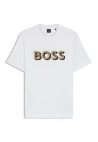 Biała koszulka z krótkim rękawem i okrągłym dekoltem, z dużym beżowym i czarnym tekstem "BOSS" w stylu 3D nadrukowanym na środku frontu.