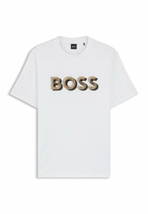 T-shirt blanc à manches courtes et col rond, avec un grand texte "BOSS" en 3D, beige et noir, imprimé au centre à l'avant.