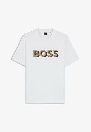 Biała koszulka z krótkim rękawem i okrągłym dekoltem, z dużym beżowym i czarnym tekstem "BOSS" w stylu 3D nadrukowanym na środku frontu.