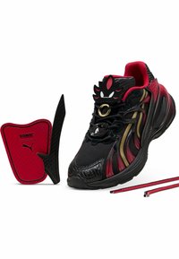 Černá a červená sportovní bota s prodyšným svrškem, zlatými detaily, texturovanou podrážkou a unikátním designem postavy na jazyku; zahrnuje odpovídající tkaničky a stélku.