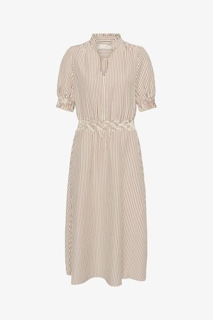Krémové midi šaty s vertikálnymi hrdzavými pruhmi, nariasené krátke rukávy, elastický zoštíhlený pás a malý výstrih do V.