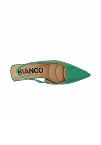 Zelene lakirane slingback cipele s izrezanim vrhom i ugodnom unutrašnjošću; imaju izrezane bočne strane i brendirani unutrašnjost.