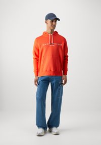 Tommy Hilfiger LOGO HOODY - Luvtröja - orange