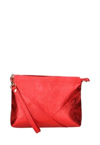 Borsa a pochette rossa in pelle con una finitura testurizzata, dotata di chiusura con zip e un cinturino da polso sul lato. Design angolare con dettagli a motivo incrociato.