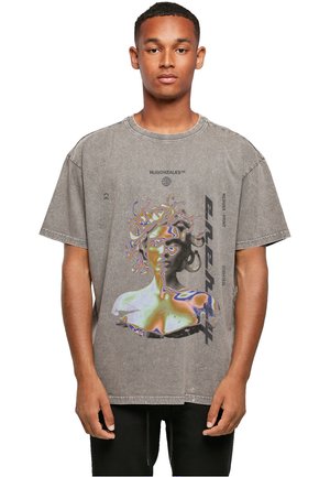 Grau oversized T-Shirt mit einem grafischen Druck, der ein stilisiertes, farbenfrohes Büstendesign zeigt. Kurzärmlig mit Rundhalsausschnitt. Lässiger Baumwollstoff.