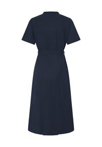 Robe bleu marine à manches courtes, longueur midi, avec col et ceinture à la taille, vue de dos sur fond blanc.