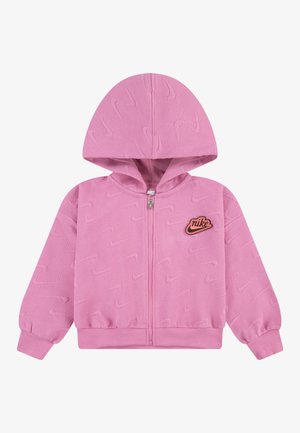 Rosa zip-up hættetrøje med et tekstureret mønster, der har en hætte, ribbede manchetter og et lille orange Nike-logo på brystet.