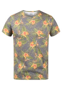 Grå T-shirt med et livligt blomsterdesign med orange blomster og grønne blade. Lavet af blødt stof med rund halsudskæring og korte ærmer.