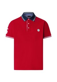 Polo rojo con cuello azul marino y rayas blancas, tapeta con tres botones, pequeño emblema redondo en el pecho y número blanco "5" en la manga izquierda.