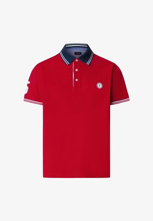Polo rossa con colletto blu navy e strisce bianche, chiusura a tre bottoni, piccolo emblema rotondo sul petto e numero bianco "5" sulla manica sinistra.