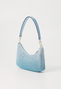 Bolso de mano metálico azul con una superficie de malla texturizada, cierre de cremallera y un asa corta y brillante. Presenta acentos de hardware plateado.