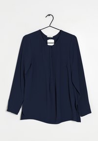 Dunkelblaue Bluse mit langen Ärmeln und rundem Ausschnitt, mit Knopfleiste vorne und seitlichen Schlitzen. Aus glattem Stoff gefertigt, hängt an einem schwarzen Kleiderbügel.