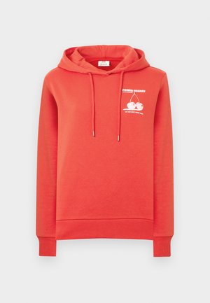 Κόκκινο φούτερ με κουκούλα και τσέπη στο μπροστινό μέρος, με κορδόνι στην κουκούλα και ριμπ μανσέτες. Διαθέτει λευκό γραφικό κείμενο και σχέδιο κερασιού στο στήθος.