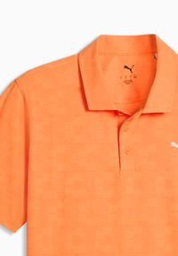 Πορτοκαλί πόλο πουκάμισο με υφασμένο μοτίβο, διαθέτει πατιλέτα με τρία κουμπιά, γιακά και μικρό λευκό λογότυπο στο αριστερό στήθος.